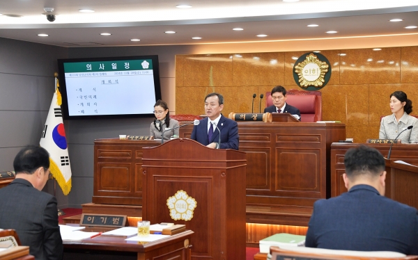 ▲이병노 담양군수가 지난 20일 열린 제333회 담양군의회 제2차 정례회에서 내년도 군정 운영 방향을 밝혔다.(사진제공=담양군)