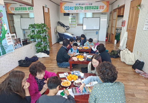 ▲지난 20일 초등 2단계 성인문해교육의 마지막 수업을 조성남초등학교 학생들과 함께 성공적으로 마쳤다.(사진제공=보성군)