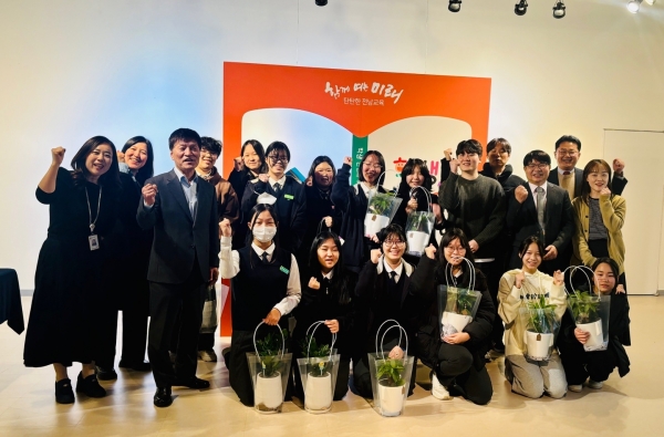 ▲나도작가 프로젝트에 참여한 학생 작가들이 학생책출판 작품전시회장에서 기념사진 촬영하고 있다.(사진제공=전라남도교육청)