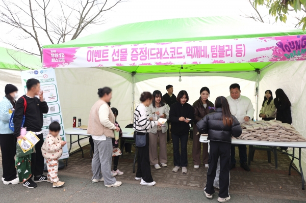 ▲텀블러를 지참한 방문객을 대상으로 진행한 쌀 1kg 증정 행사(사진제공=무안군)