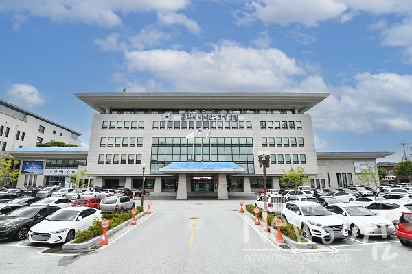 남원시가 2025년도 예산안을 전년 대비 47억원이 감소한 9,871억원 규모로 편성해 의회에 제출했다
