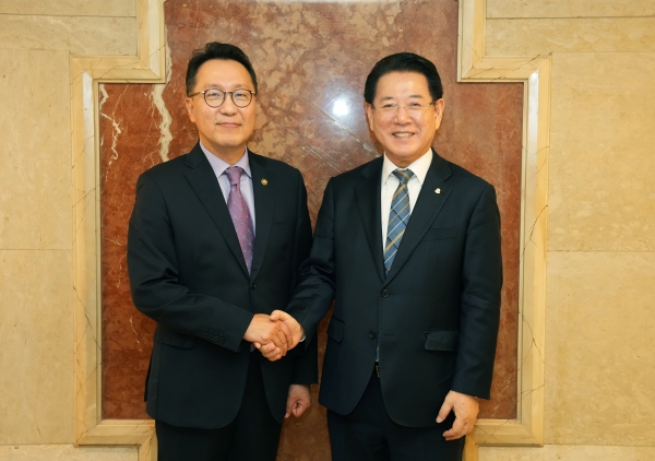▲김영록 전라남도지사가 21일 서울 여의도 켄싱턴호텔에서 박민수 보건복지부 제2차관과 면담을 하고 기념촬영을 하고 있다.(사진제공=전라남도)