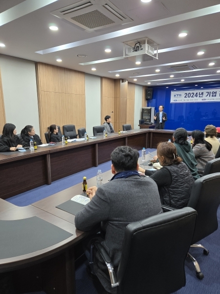▲순천수공예산업협회는 지난 19일 한국화학융합시험연구원(이하 KTR) 순천청사 회의실에서 기업간담회를 가졌다(사진제공=순천수공예산업협회)