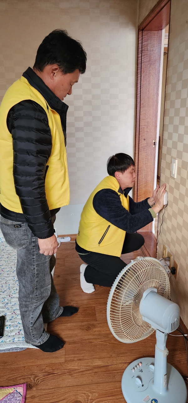 ▲담양 금성면 지역사회보장협의체은 최근 청각장애인 및 난청 어르신 20가구를 대상으로 무선 초인등 설치 지원사업을 실시했다.(사진제공=담양군)
