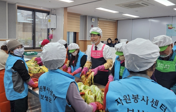 ▲보성군 조성면은 지난 20일 동로현복지센터에서 김철우 군수와 조성면 여성자원봉사회에서 사랑의 김장 김치를 담그고 있다.(사진제공=보성군)