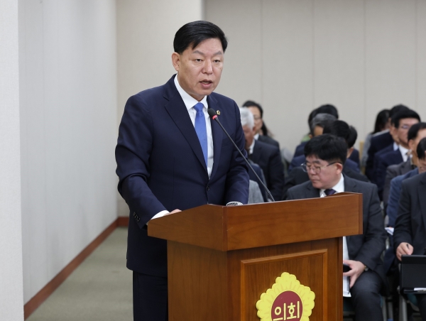 ▲김정희 전남도의회 교육위원장이 11월 20일 제1차 교육위원회 회의에서 ‘전라남도교육청 교원의 교육활동 보호 조례 전부개정조례안’에 대해 제안설명을 하고 있다.(사진제공=전라남도의회)