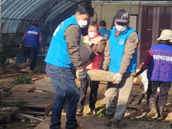 ▲계곡면 복지기동대 출동 취약계층 청소 봉사활동 모습(사진제공=해남군)
