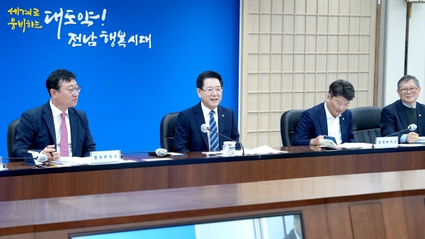 ▲김영록 전라남도지사가 26일 오전 도청 서재필실에서 실국 정책회의를 주재하고 있다.(사진제공=전라남도)