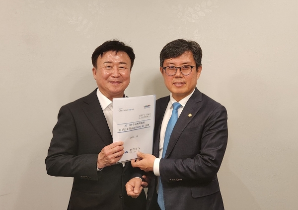 ▲ 정기명 여수시장이 26일 국회를 방문해 예산결산특별위원회 안도걸 위원을 만나 내년도 국고 건의사업에 대한 적극적인 지원을 요청했다.(사진제공=여수시)