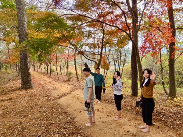 ▲주민들이 관주산 산책길을 맨발로 산책을 하고 있다.(사진제공=보성군)