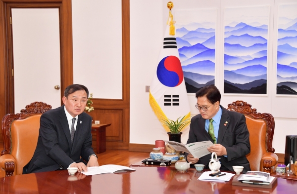 이병노 담양군수는 지난 5일 예산결산특별위원회 박정 위원장 및 소속 위원들을 만나 지역 현안 사업에 대한 국비 지원을 요청한 데 이어 25일 국회를 잇달아 방문, 우원식 국회의장, 안도걸 의원 등을 만나 지역 현안 해결을 위한 사업의 건의를 지속했다.