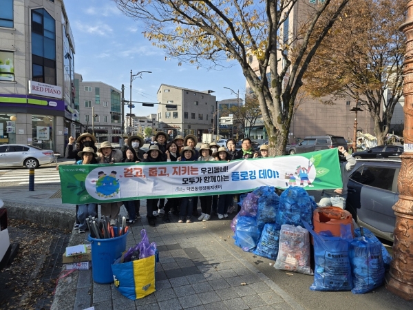 ▲순천시 덕연동행정복지센터는 지난 23일 덕연동사랑봉사단과 네이버블레싱에코봉사단이 함께 연향2지구와 연향3지구 일대에서 플로깅(plogging) 행사를 개최하며 지역 환경 보호에 나섰다.(사진제공=순천시)