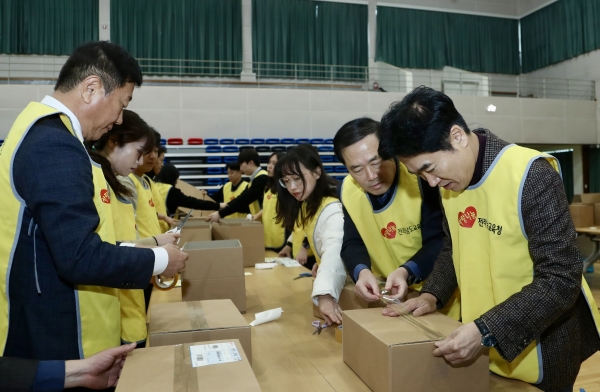 ▲김대중 전남교육감과 전남도교육청 간부들이 후원 물품을 포장하고 있다.(사진제공=전라남도교육청)