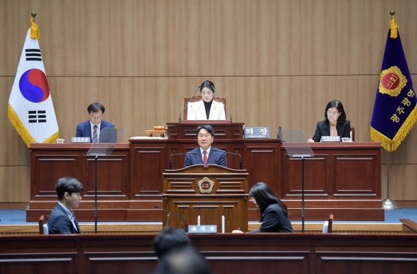 ▲강기정 광주광역시장이 27일 오전 시의회 본회의장에서 열린 제329회 제2차 정례회 제3차 본회의에 참석, 2025년도 광주광역시 일반 및 특별회계 세입‧세출예산안 제출에 따른 시정연설을 하고 있다.(사진제공=광주광역시)