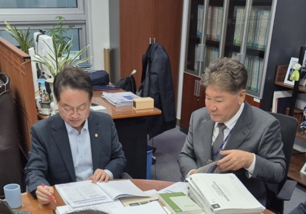 ▲장세일 영광군수가 27일 국회를 방문하며 내년도 국비 예산 확보를 위한 막판 총력전을 펼쳤다.(사진제공=영광군)