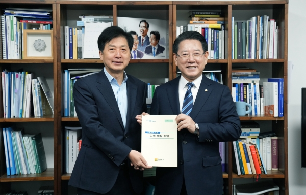 ▲김영록 전라남도지사가 27일 서울 국회에서 화순 출신 오기형 국회 기재위원을 만나 주요 도정 현안 해결과 국비 확보를 위한 국회 차원의 협조를 요청하고 있다.(사진제공=전라남도)
