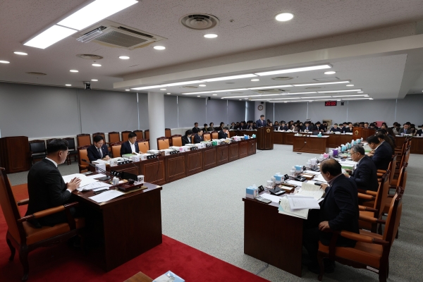 ▲전라남도의회 예산결산특별위원회는 28일 전남도와 도교육청 간 무상급식 예산 분담을 둘러싼 갈등에 대해 우려를 표명하며, 양 기관이 상호협력과 상생의 자세로 신속히 해결책을 마련할 것을 촉구했다.(사진제공=전라남도의회)