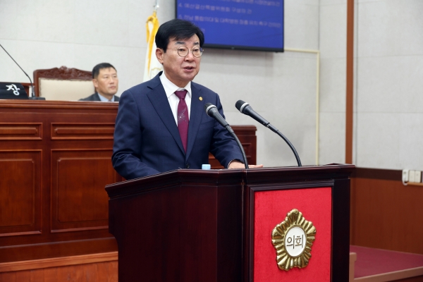 ▲김성 장흥군수가 새로운 군정비전인 ‘노벨 문학도시 장흥’을 중심으로 2025년 군정 운영방향을 발표했다.(사진제공=장흥군)