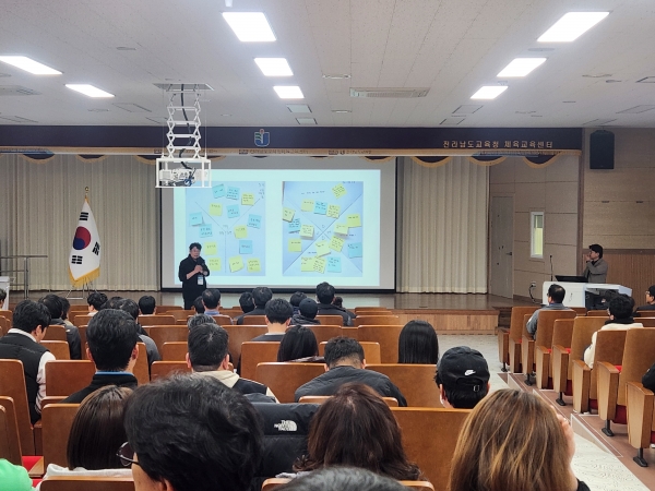 ▲전남 도내 초등 스포츠지도자들이 역량강화를 위한 연수를 받고 있다.(사진제공=전라남도교육청)