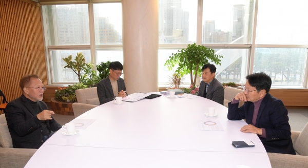 ▲강기정 광주광역시장이 28일 오전 시청 접견실에서 최수신 2025 디자인비엔날레 총감독을 접견, 내년 9월 개최예정인 광주디자인비엔날레의 새로운 모델 구축 등에 대한 의견을 나누고 있다.(사진제공=광주광역시)