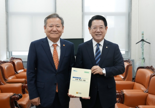 ▲김영록 전라남도지사가 28일 서울 국회에서 이상민 행정안전부 장관을 만나 전남 주요 현안 사업에 대해 건의했다.(사진제공=전라남도)