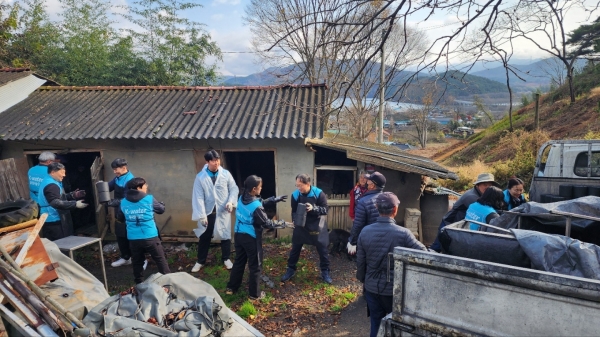 ▲k-water 주암댐지사는 28일 물사랑나눔단을 비롯한 사랑의 연탄 나눔 보성지부와 복내면행정복지센터 공무원, 지역 자원봉사자 등 50여 명이 참여한 가운데 보성군 관내 소외계층을 대상으로 연탄 1만 장을 전달하며 온정의 손길을 나누었다.(사진제공=k-water 주암댐지사)