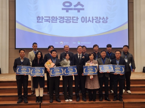 ▲여수시 ‘음식물자원화시설’이 환경부 주관 ‘폐기물처리시설 설치·운영 실태평가’ 음식물류 폐기물처리시설 부문에서 우수기관으로 선정돼 기관 표창과 포상금 100만 원을 수상했다.(사진제공=여수시)