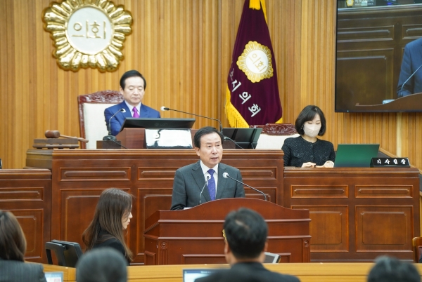 ▲박홍률 목포시장이 제 394회 2024년도 제2차 정례회에서 2025년도 예산안 제안설명을 하고 있다.(사진제공=목포시)