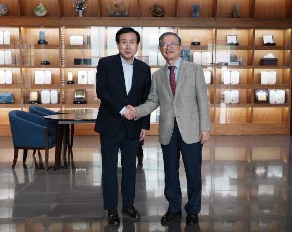 ▲박홍률 목포시장이 지난 9월 한국토지주택공사 본사를 방문해 임성지구 도시개발사업 신속추진을 협조 요청한 모습(사진오른쪽 이한준 한국토지주택공사 사장.사진제공=목포시)