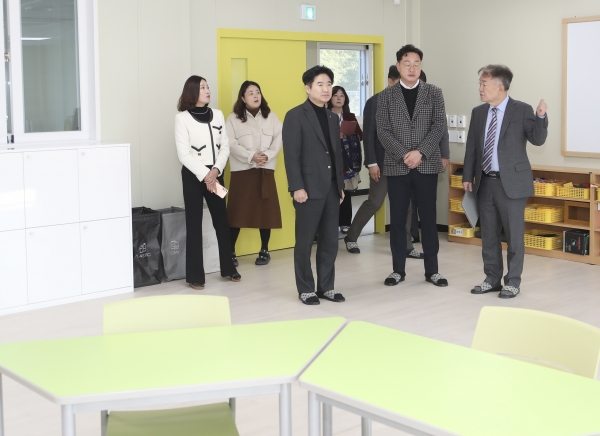▲김대중 전남교육감과 관계자들이 일로초 청망분교장의 ‘2030교실’을 둘러보고 있다.(사진제공=전라남도교육청)