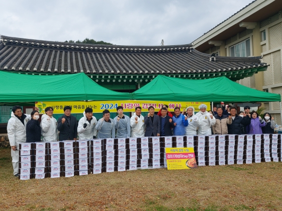 ▲전남사회적경제유통지원센터가 29일여수광양항만공사, 돌산연합청년회와 함께 여수 돌산읍사무소 구 동헌 뜰에서 취약계층을 위한 사랑의 김장 나눔 행사를 갖고 기념 촬영 했다.(사진제공=전남사회적경제유통지원센터)