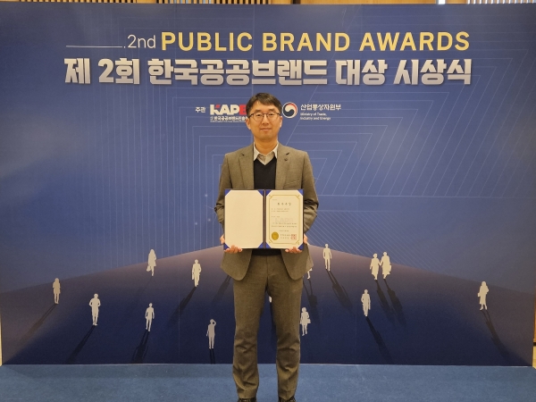 ▲영암군이 지난 11월 29일 서울에서 열린 ‘제2회 한국공공브랜드 대상’ 시상식에서 ‘지방자치단체 브랜드전략’ 분야 최우수상을 수상했다.(사진제공=영암군)
