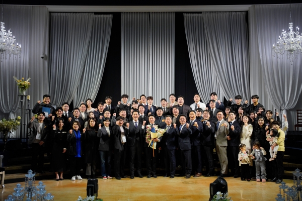▲순천시 청년권익위원회는 지난달 30일 순천시 청년권익위원회 4-5대 회장단 이·취임식 및 송년의 밤 행사를 개최하고 기념촬영 했다(사진=이기장 기자)
