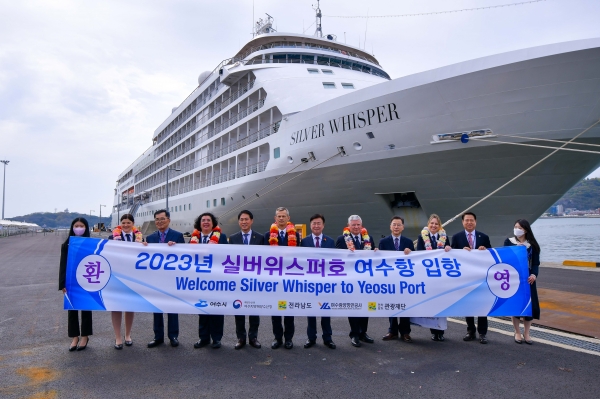 ▲정기명 여수시장이 지난 2023년 여수항에 입항한 국제크루즈 ‘실버위스퍼호’ 관광객을 환영하고 있다.(사진제공=여수시)