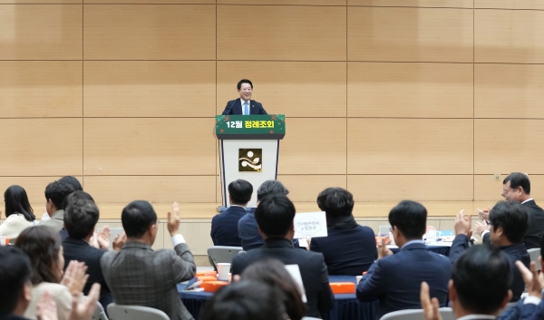 ▲김영록 전라남도지사가 3일 오전 도청 왕인실에서 열린 ‘공감과 소통을 위한 12월 정례조회’에서 도정 주요성과를 발표하고 직원들을 격려하고 있다.(사진제공=전라남도)