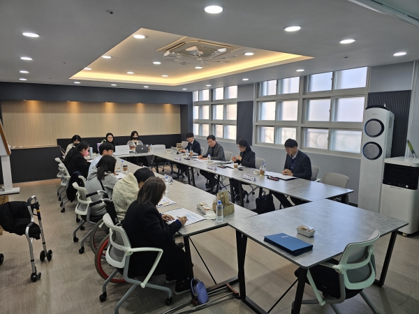 ▲전라남도교육청과 함께하는 장애인교원 노동조합 전남지부 관계자들이 정책간담회에서 논의하고 있다.(사진제공=전라남도교육청)