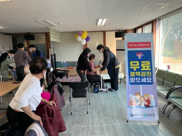 ▲함평군보건소가 65세 이상 노인을 대상으로 ‘찾아가는 무료 결핵 검진’을 실시해 좋은 반응을 얻고 있다.(사진제공=함평군)