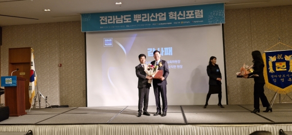 ▲(사)전남뿌리기업협회는 지난 2일 순천에코그라드호텔 컨벤션홀에서 전남지역의 열악한 뿌리산업 발전과 상생을 모색하기 위한 ‘전라남도 뿌리산업 혁신포럼’을 성황리에 개최했다.(사진=이기장 기자)