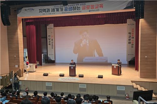▲김정희 교육위원장이 지난 3일 2025 전남교육 주요업무계획 설명회에 참석하여 인사말을 하고 있다.(사진제공=전라남도의회)