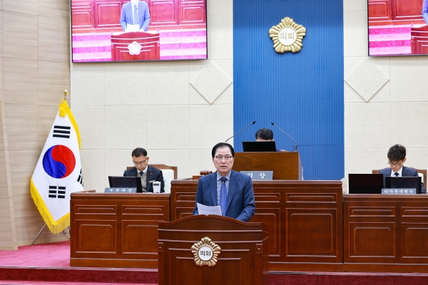 ▲신우철 완도군수는 4일 제325회 완도군의회 정례회에서 시정연설을 통해 올해를 되돌아보고 내년도 군정 비전과 운영 방향을 밝혔다.(사진제공=완도군)