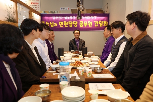▲지난 3일 박우량 신안군수와 민원 담당 공무원 간담회 모습(사진제공=신안군)