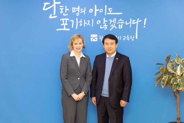 ▲이정선 광주교육감은 4일 교육감실에서 독일 라인란트팔츠주 교육부 그레그 교육국장 등 방문단과 만나 국제교류 방안 등을 협의했다.(사진오른쪽부터 이정선 광주교육감, 그레그 교육국장.사진제공=광주광역시교육청)