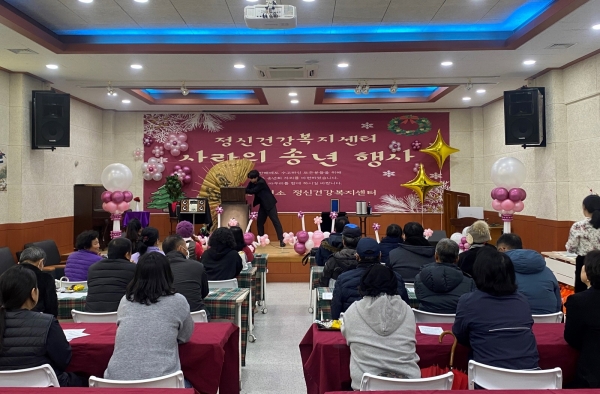 ▲진도군 보건소에서는 연말을 맞아 정신건강복지센터 등록 회원들과 함께하는 ‘사랑의 송년 행사’를 개최했다.(사진제공=진도군)