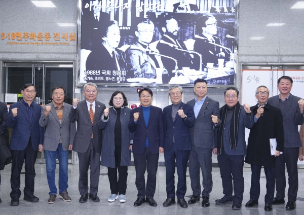 ▲강기정 광주광역시장이 5일 오전 서구 5·18기념문화센터 내 5·18민주화운동공로자회 사무실을 방문해 오월단체 관계자들과 비상계엄 관련해 의견을 나눈 뒤 구호를 외치고 있다.(사진제공=광주광역시)
