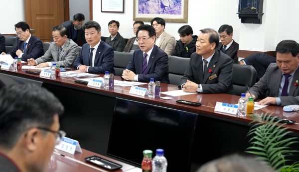▲김영록 전라남도지사가 5일 여천NCC 대회의실에서 여수 석유화학기업 위기대응 현장 간담회를 주재하고 애로사항 청취 및 격려를 하고 있다.(사진제공=전라남도)