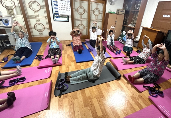 ▲참여자들이 요가 등 신체활동을 하고 있다.(사진제공=보성군)