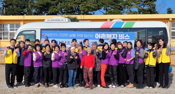 ▲전라남도는 해양수산부, 지역대학, 한국연안어업인중앙연합회 등과 함께 6일 수선화의 섬 신안 지도읍 선도에서 마을 주민을 위한 비대면 섬 닥터 서비스를 운영했다.(사진제공=전라남도)