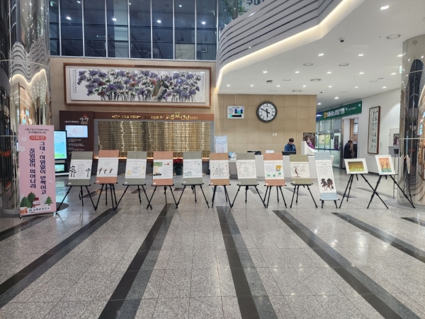 ▲고흥군청 로비 시화전 작품(사진제공=고흥군)