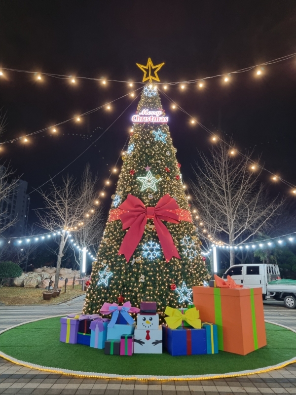 ▲불무공원에 설치된 대형 트리(사진제공=무안군)