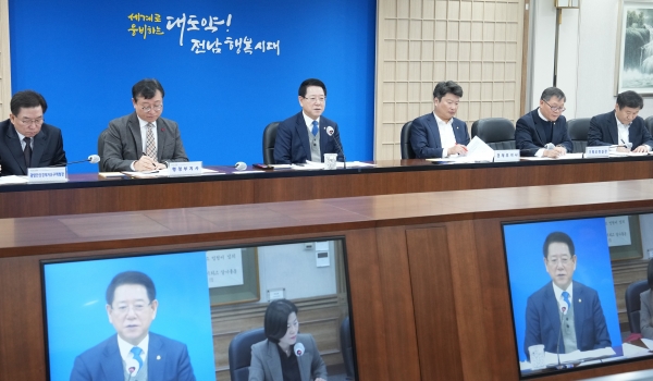 ▲김영록 전라남도지사가 10일 오전 도청 서재필실에서 실국장 정책회의를 주재하고 있다.(사진제공=전라남도)